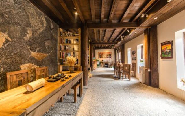 Black and White Tibetan Culture Boutique Inn