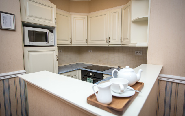 Queen's Court Hotel & Residence