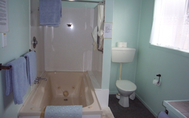 Travelodge Levin – Bathroom – Levin