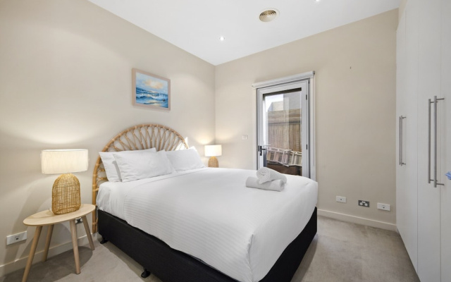 Spacious 3-bed Townhouse Near Dromana Beach – Guest Rooms – Melbourne