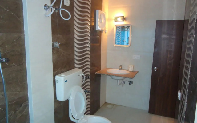 OYO 8786 Hotel Maan Residency