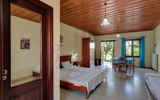 Heliopetra independant studios -village close to beaches -sharing a large pool