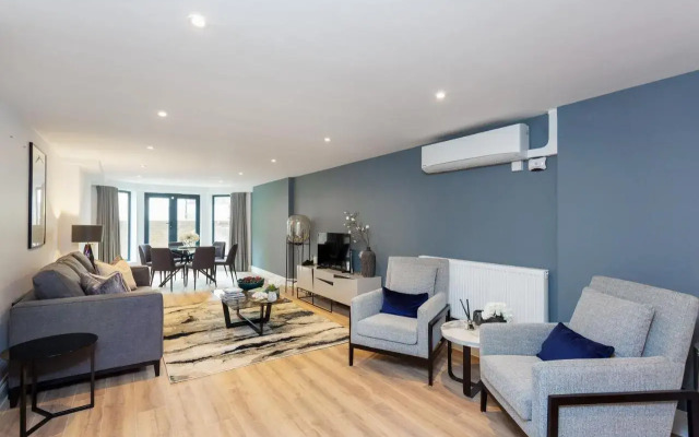 The Carlyle - Elegant Serviced Apartments