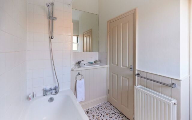 The Camden Hideaway - Stunning 1BDR Flat with Balcony