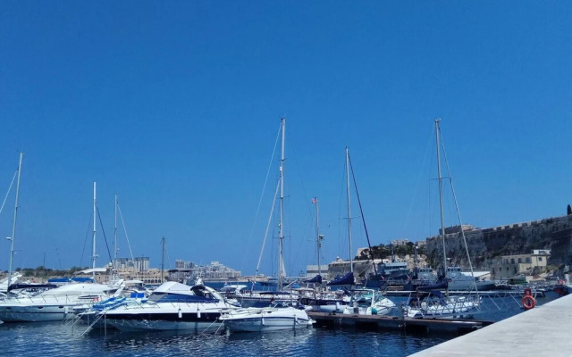 Modern Flat Close To Valletta sleeps 8