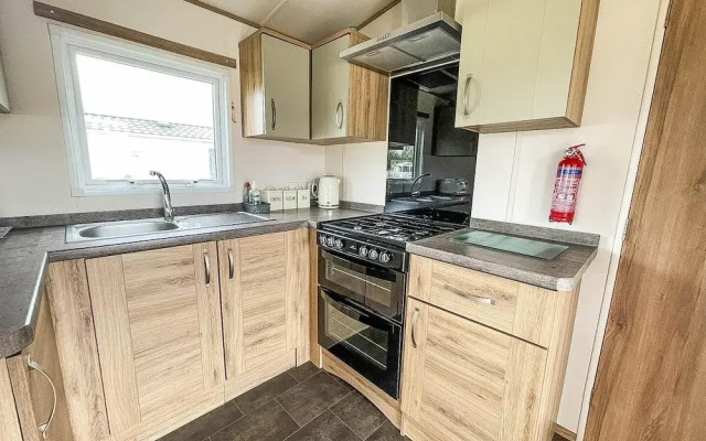 Caravansleeps6-hottub-garden-waterwonderland