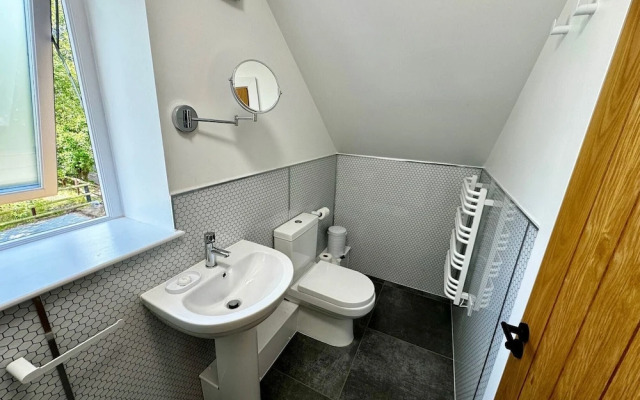 Cozy Studio Attic Retreat in Bettws Newydd