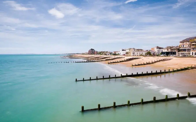 Chic 2-bed Seafront Haven Near Felpham Beach