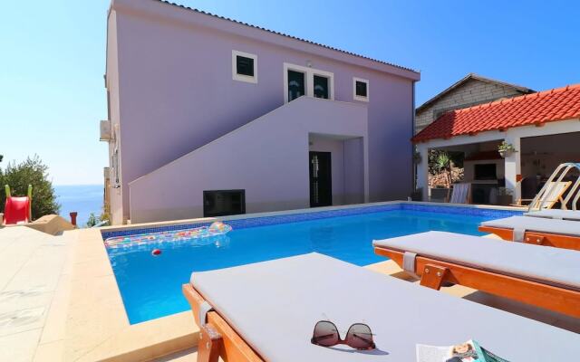 Charming Holiday Home in Cara With Swimming Pool