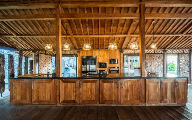 Palatial Wooden Villa, 4br, Lovina