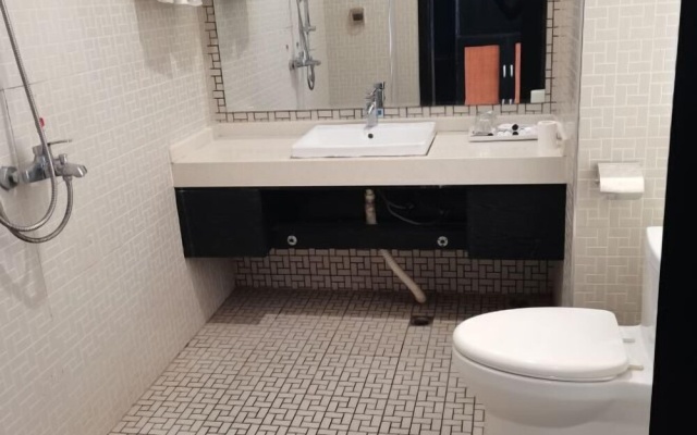 Fengweizhu Hotel – Bathroom – Dehong
