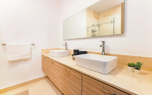 NEW Perfect Location with Free Parking