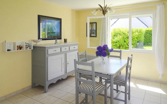 Nice Holiday Home Near the Beach, Hillion