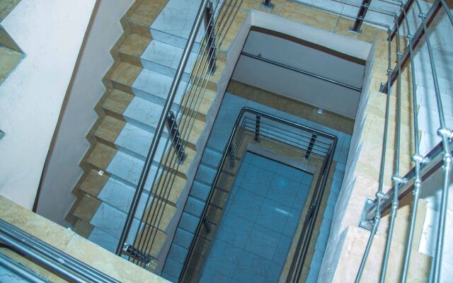 Royal Crest Hotel & Suites