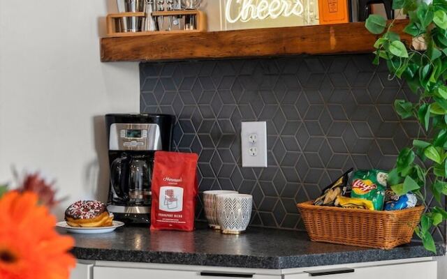 Passyunk Square Spacious 1BR - Huge Deck