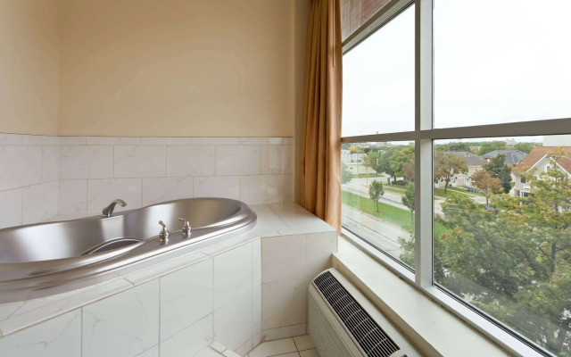 Days Inn & Suites by Wyndham Milwaukee