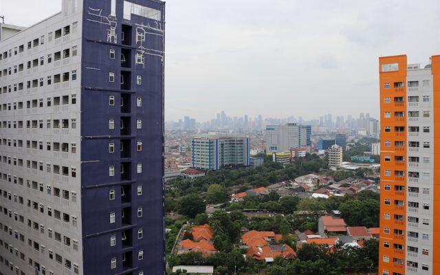 Homey And Cozy Stay 2Br At Green Pramuka City Apartment