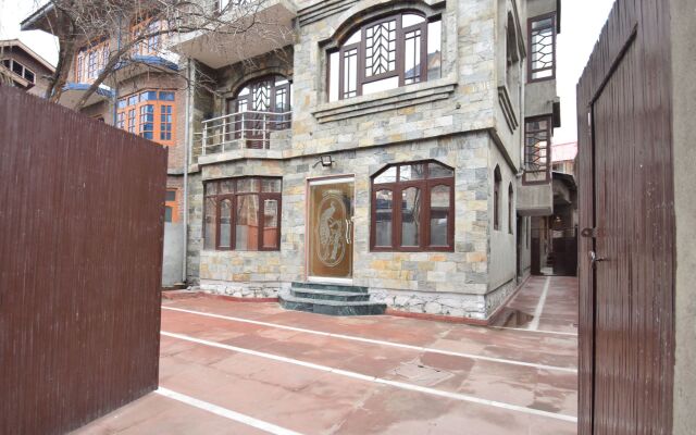 OYO 5395 Maple Inn Resort