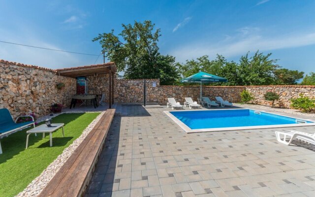 Amazing Home in Donje Rastane With 3 Bedrooms, Wifi and Outdoor Swimming Pool
