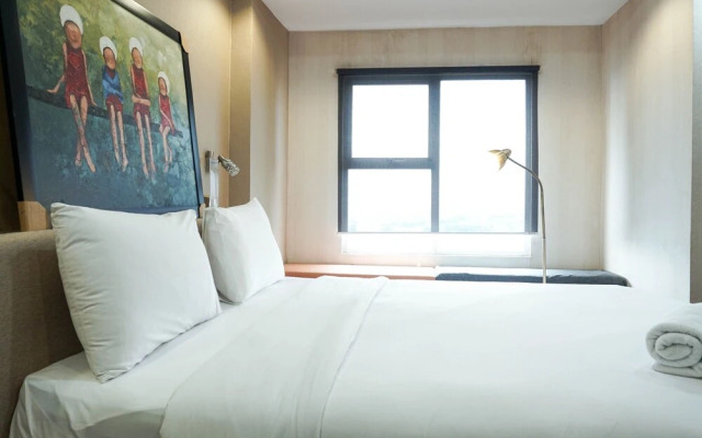 Cozy and Modern Studio Apartment at Belmont Residence Puri