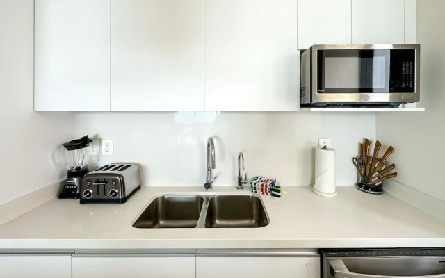 Paradise Found Luxe 2BR Condo in Iconic Location