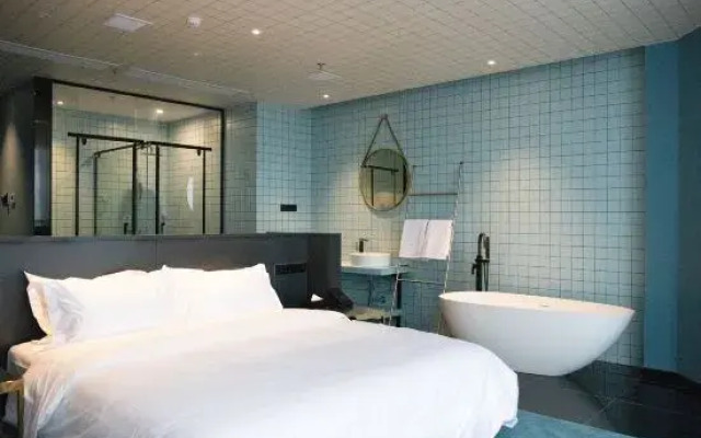 Huzhou Manani Hotel (Zhili Golden Coast Children's Clothing City)