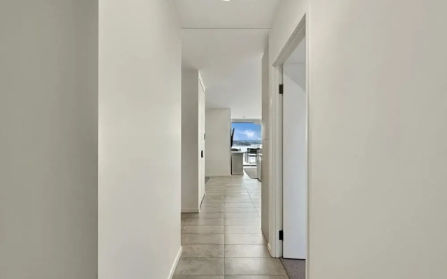 Elegantly Spacious 3-bed Unit Overlooking the Bay