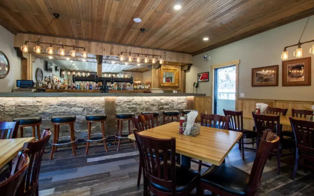 Twin Peaks Lodge & Hot Springs