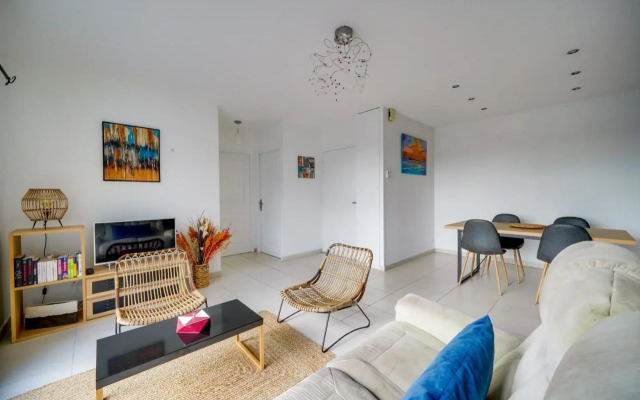 Nice apartment Mérignac with terrace and parking