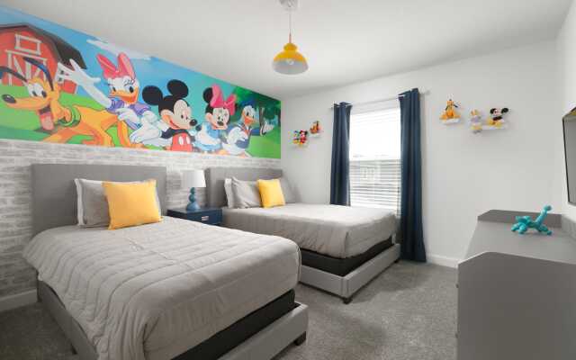 Chic townhouse with private pool near Disney