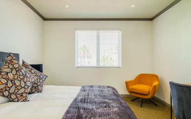 Contemporary Apartment Close to the Radisson Majolica