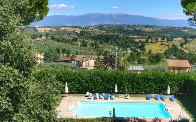 Splendid Farmhouse in Gualdo Cattaneo with Hot Tub