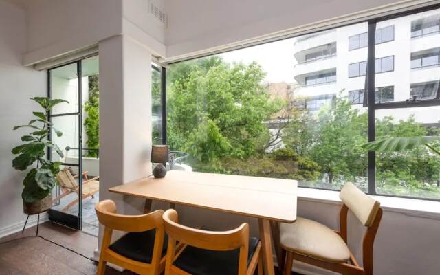 Mid-century 1 Bedroom Apartment on Albert Park With Parking