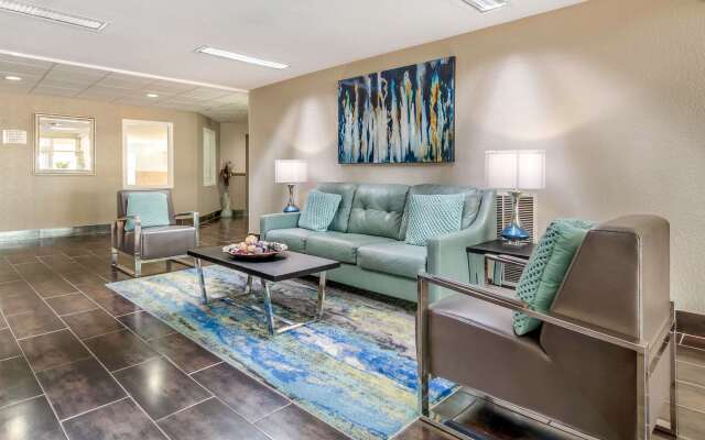 Quality Suites Kansas City International Airport