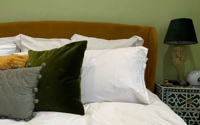 Colourful and Stylish 1 Bedroom Flat in Kensington