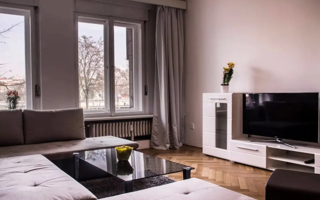 Exclusive Riverside Apartment In Heart Of Prague