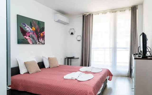 Cozy and Functional Business One-Bedroom Apartment