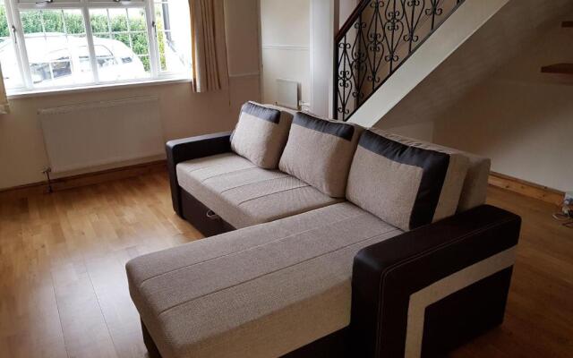 Spacious Swindon 5 bedroom house - sleeps up to 10