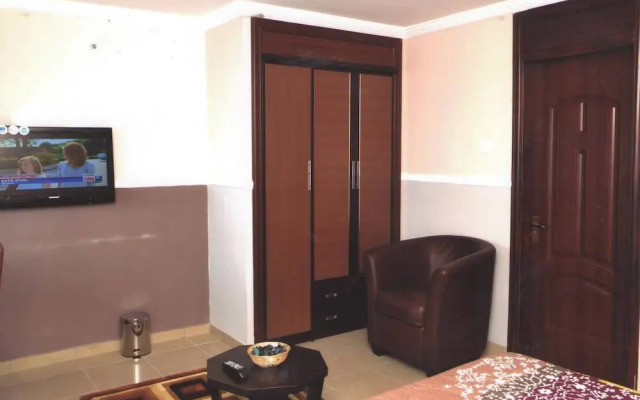 Naptin Executive Hotel And Suites