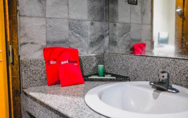 RedDoorz Plus near Taman Safari Indonesia