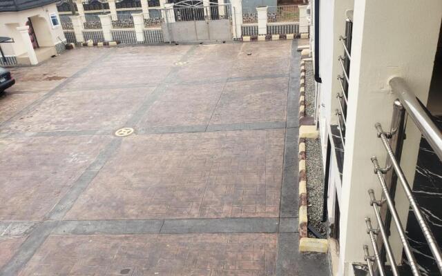 Deluxe 3 BR Apartment with Free WIFI