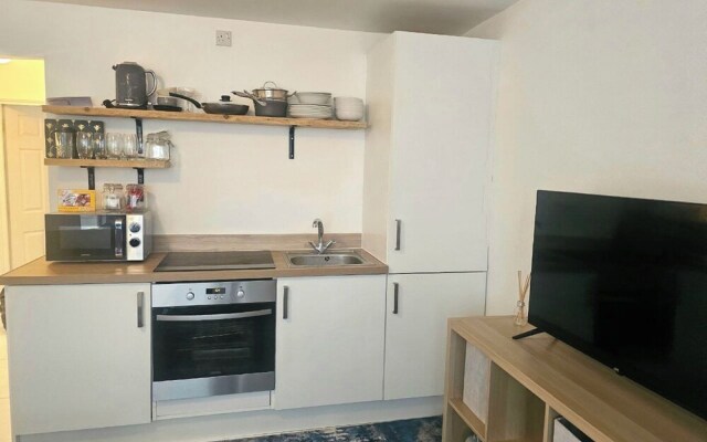 Seaside Haven Coastal Comfort 200m from the Beach