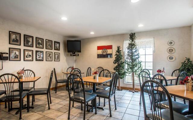 Econo Lodge Inn & Suites Lake Of The Ozarks