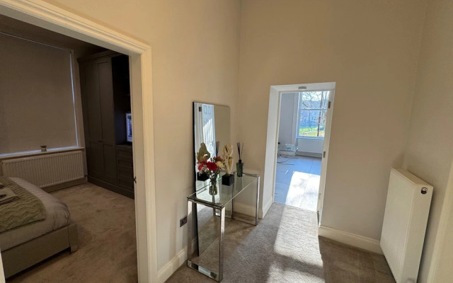 Luxury Full Apartment Free Secure Parking King bed