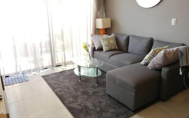 Modern 1 bedroom suite by beach Great location!