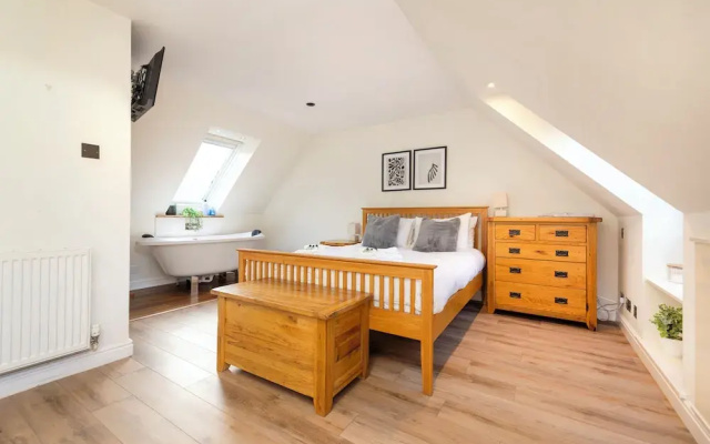 JOIVY Inviting Flat Near Edinburgh Castle W/ Parking