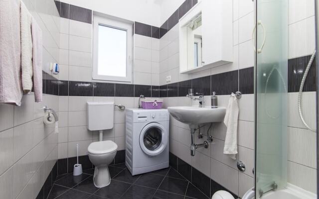 Restful Villa in Brodarica With Sauna