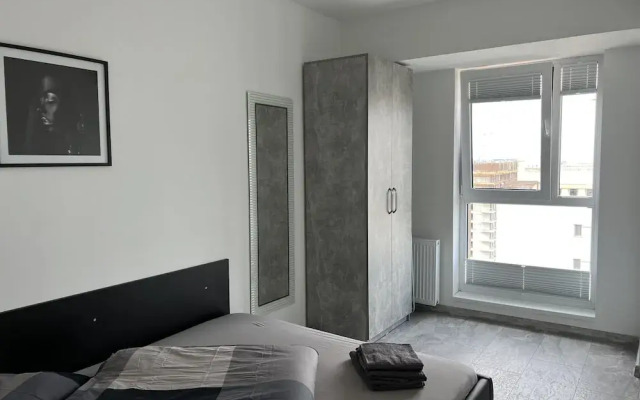 Cozy 2-Room Penthouse Lakeview W14