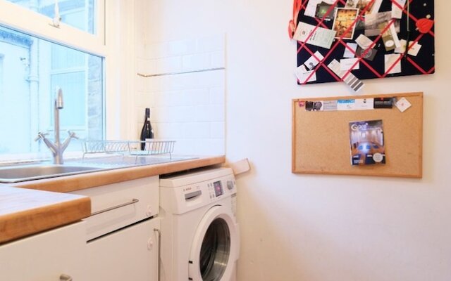Sunny, Bohemian-style Flat For 4 in Queens Park