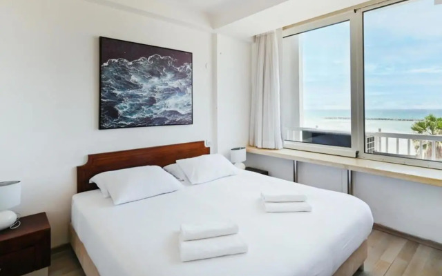 Beach Front 2BR in Sea Hotel by HolyGuest